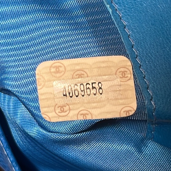 CHANEL Blue Leather wallet bag with Gold Chain Strap - Picture 5 of 8